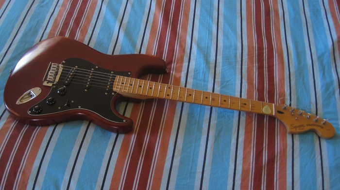 guitare électrique SQUIER STRATOCASTER STANDART