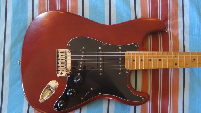 guitare électrique SQUIER STRATOCASTER STANDART