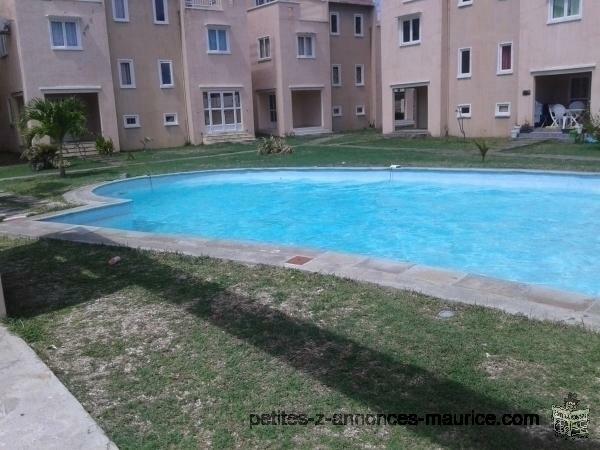 ADORABLE DUPLEX CONFORTABLE, MEUBLÉ AVEC PISCINE À VENDRE