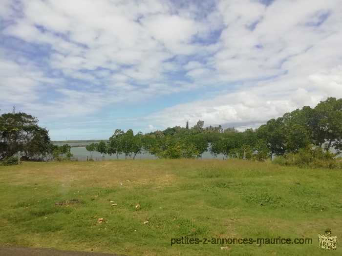 OCCASION EXCEPTIONNELLE ! BEAU TERRAIN RESIDENTIEL DE 39 PERCHES OU 1 638 M² A GRAND GAUBE – ILE MAU