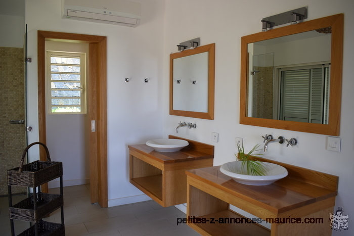 VUE MER SUBLIME! LUXUEUSE VILLA SUR FLANC DE MONTAGNE DEJA CONSTRUITE A TAMARIN – ILE MAURICE