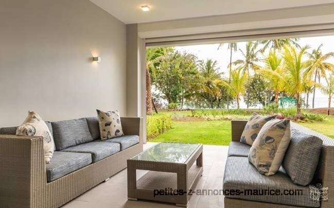 FACE MER! SOMPTUEUX APPARTEMENT AVEC JARDIN VUE MER ET PIEDS DANS L'EAU A TAMARIN – ILE MAURICE