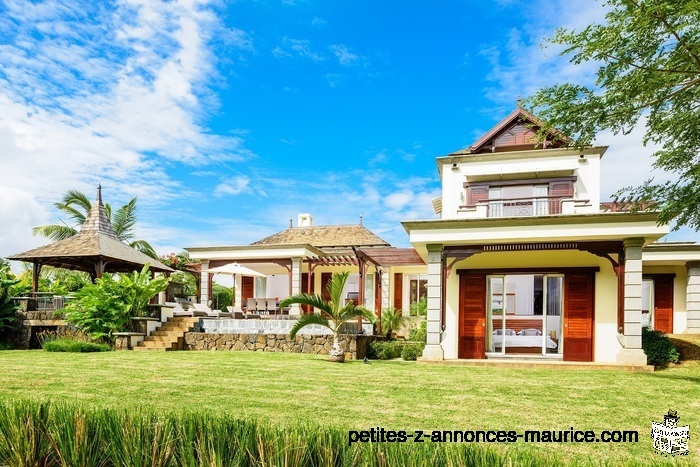 BELLE VILLA MEUBLEE SURPLOMBANT LE GOLF ET ACCES MER DANS UN DOMAINE À BEL OMBRE