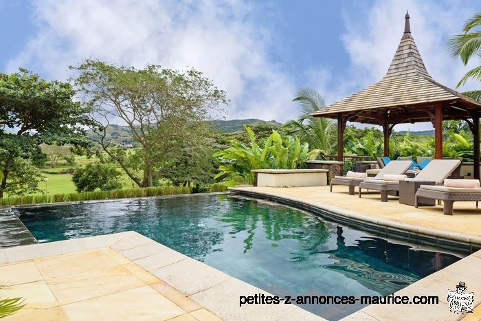 BELLE VILLA MEUBLEE SURPLOMBANT LE GOLF ET ACCES MER DANS UN DOMAINE À BEL OMBRE