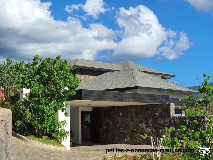 PANORAMIC SEA & MORNE VIEWS! LUXURIOUS & SPLENDID VILLA FOR RESALE IN TAMARIN - MAURITIUS