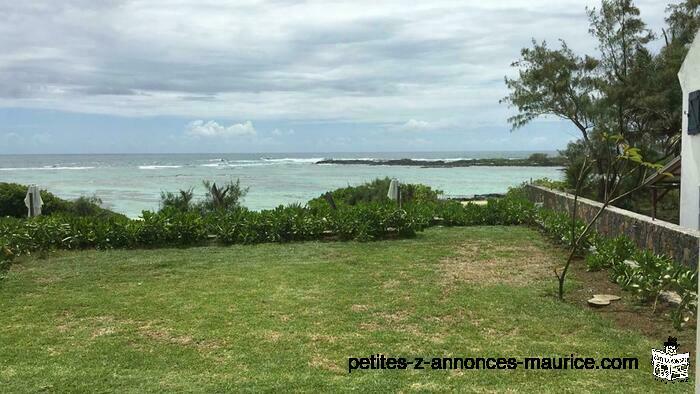 PIEDS DANS L’EAU ! BEL APPARTEMENT VUE MER SUR LA COTE EST – ILE MAURICE