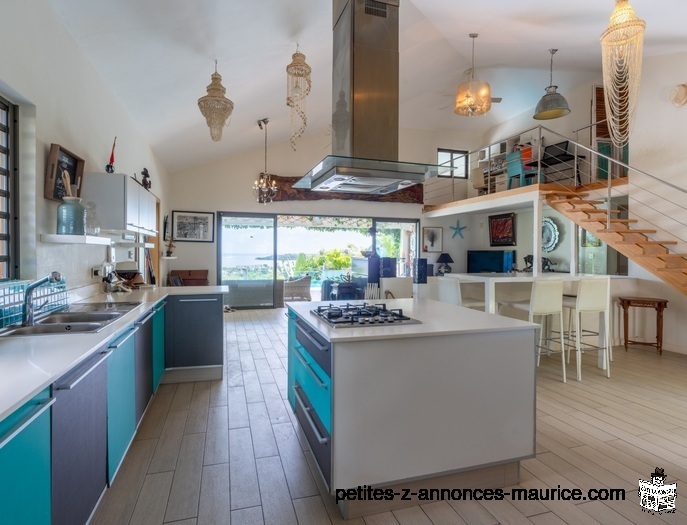 SPLENDIDE VUE MER ! LUXUEUSE VILLA SUR FLANC DE MONTAGNE A TAMARIN – ILE MAURICE