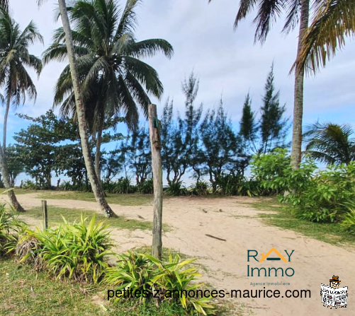 A VENDRE : Bungalows sur un terrain au bord de la mer Foulpointe