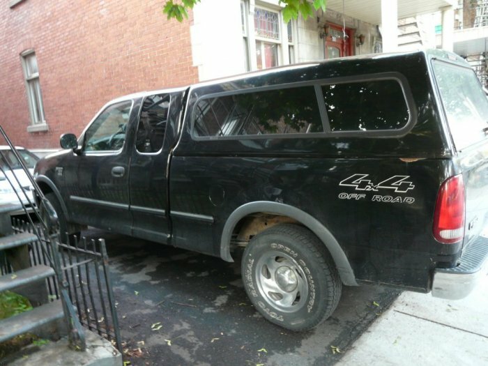 sell 4x4 Ford f-150 xl black