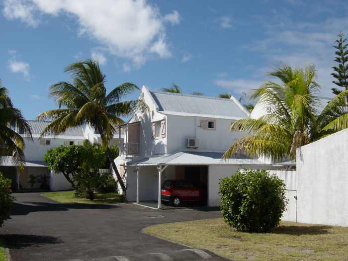 VILLA CREOLE MEUBLEE + GOUVERNANTE +PISCINE + TENNIS