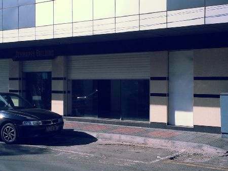 Port Louis - Commerce Neuf 30 m² ou 323 p² avec vitrine de 2,80m en bas d'un Building