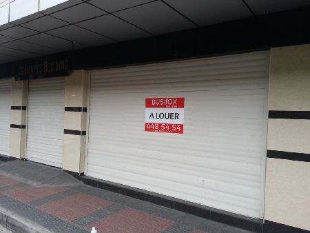 Port Louis - Commerce Neuf 30 m² ou 323 p² avec vitrine de 2,80m en bas d'un Building