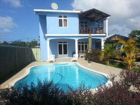 LOCATION MEUBLEE : Grand Gaube - Villa en Duplex F6 avec Piscine et Jardin.