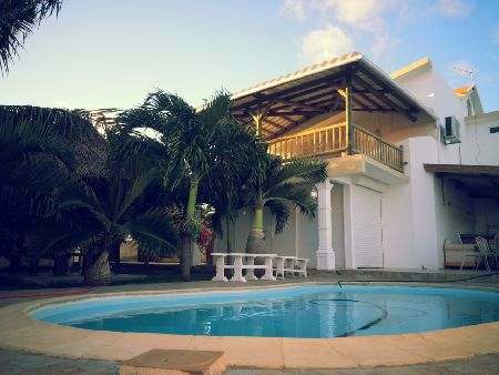 CALODYNE LOCATION MEUBLEE - BELLE VILLA STANDING F8, PISCINE ET JARDIN TROPICAL.