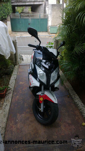 URGENT- Scooter janvier 2013 a vendre cause départ