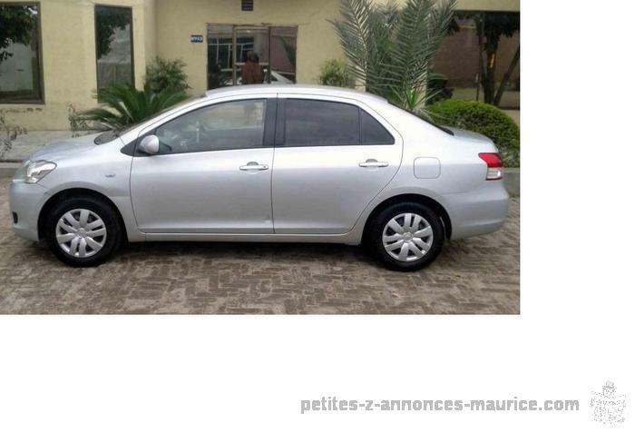 voiture toyota, couleur argent, à vendre