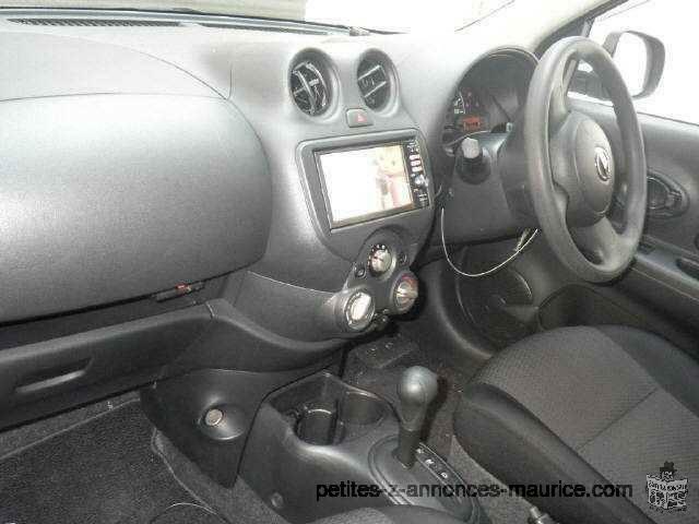 Nissan mars couleur argent 1200cc