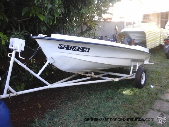 Bateau avec remorque