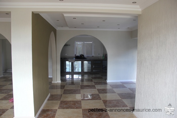 FOR SALE SPACIOUS LUXURY VILLA IN PEREYBERE.