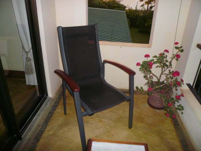 A Vendre : table ovale en bois + 6 chaises - 4 transats avec coussins - 2 chaises en aluminium