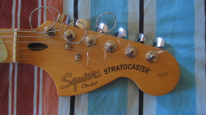 guitare électrique SQUIER STRATOCASTER STANDART